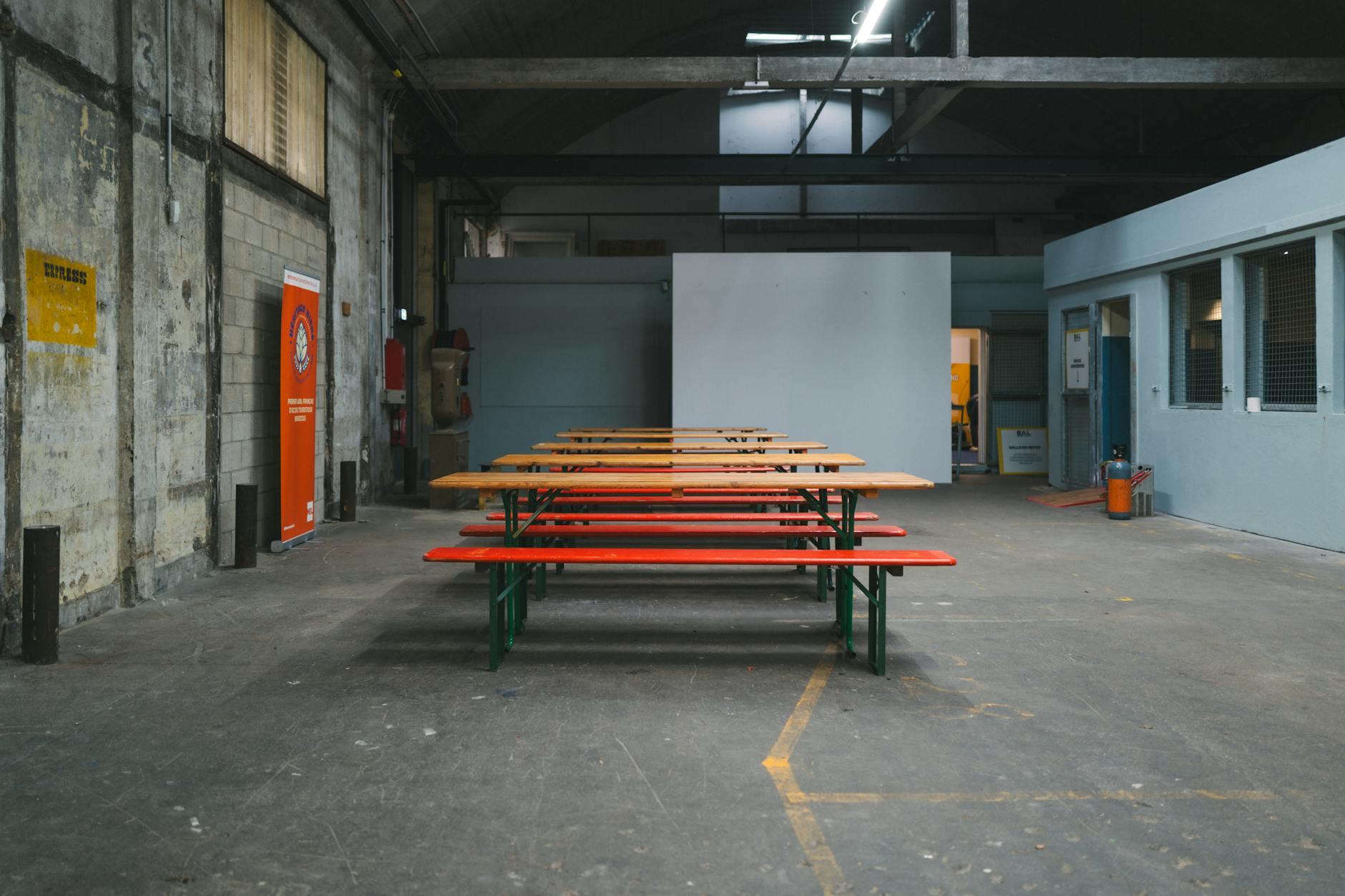 Enfants jouant au football ensemble dans un parc