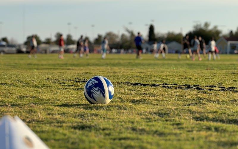 Entraînement de football sur un terrain ensoleillé