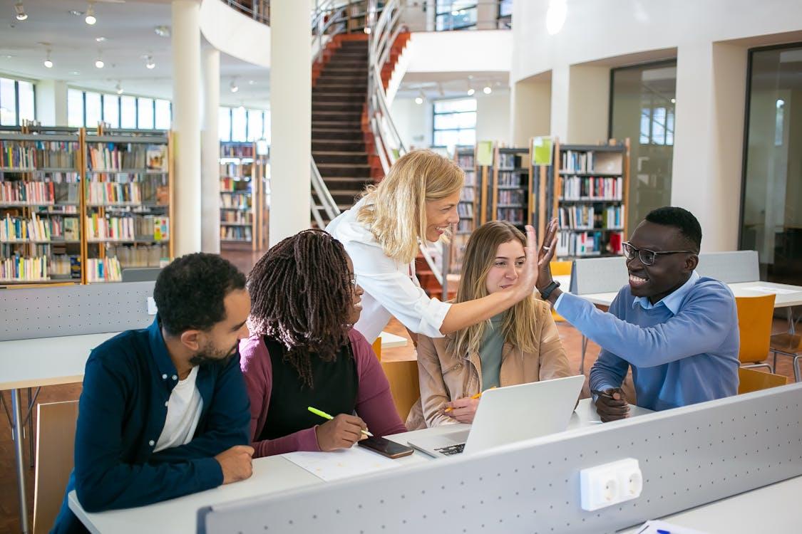 Groupe de jeunes étudiants travaillant ensemble sur un projet, engagement et collaboration