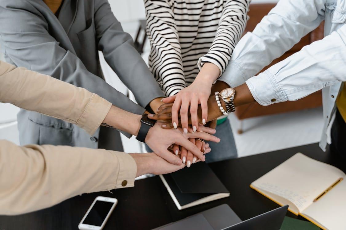 Équipe travaillant ensemble autour d'un projet, transition numérique associative