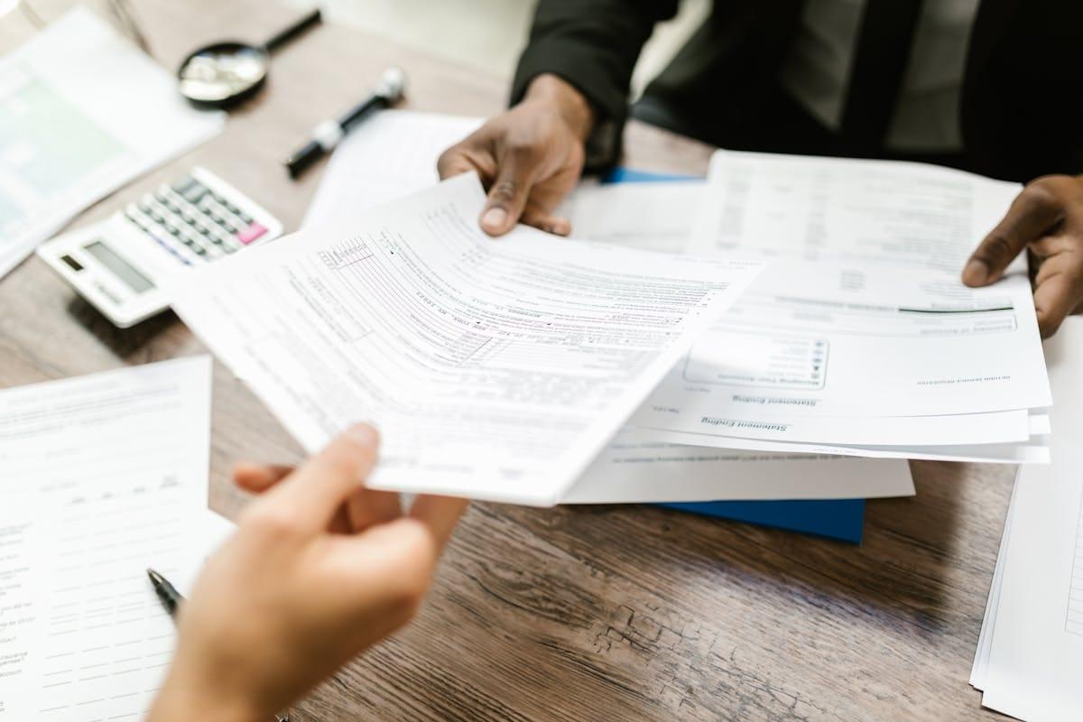 Réunion de bureau d'une association avec documents administratifs