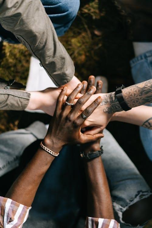 Groupe de personnes mettant leurs mains ensemble en signe d'unité, renouvellement et engagement