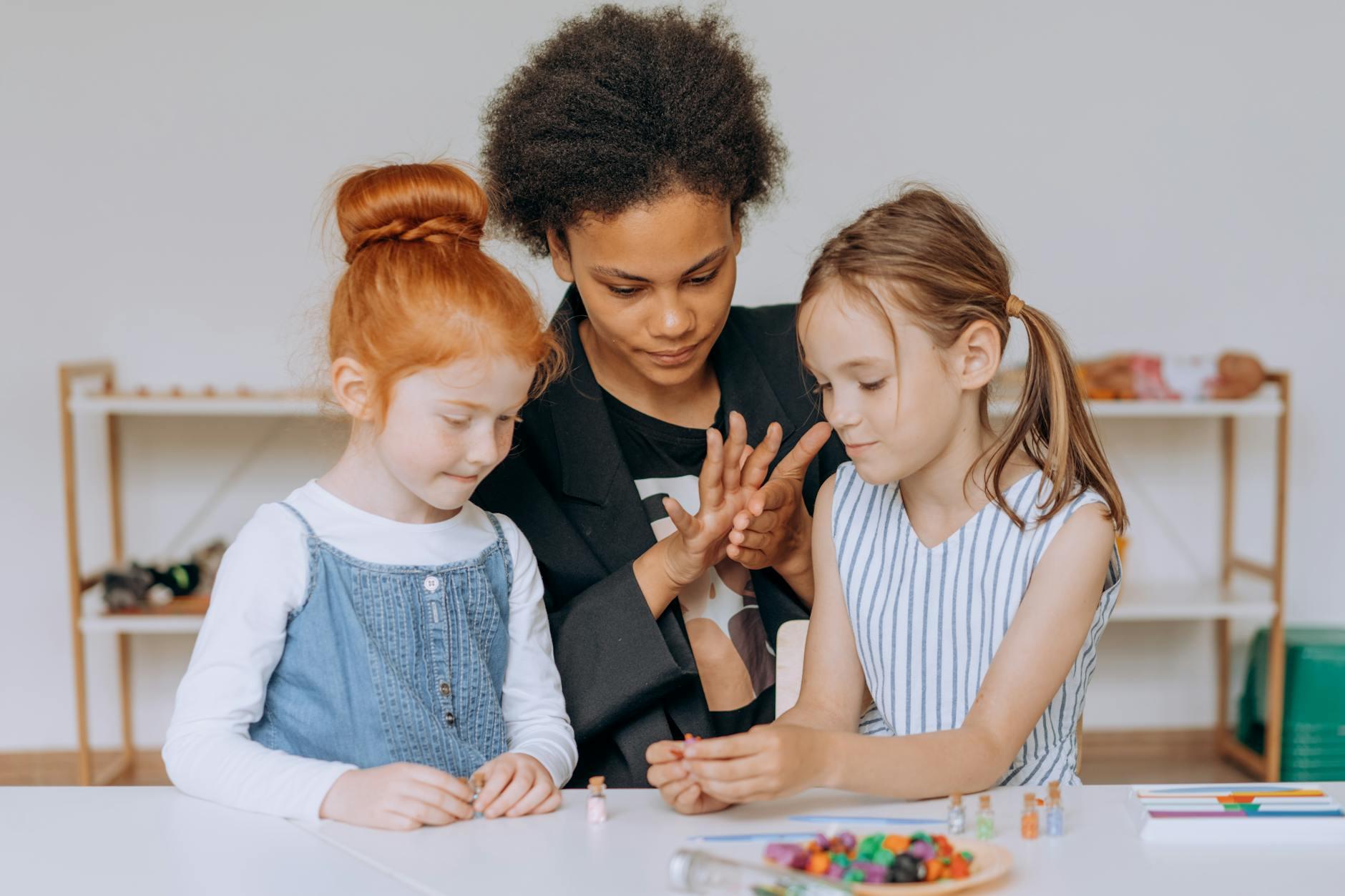 Enseignante accompagnant des enfants dans une salle de classe inclusive