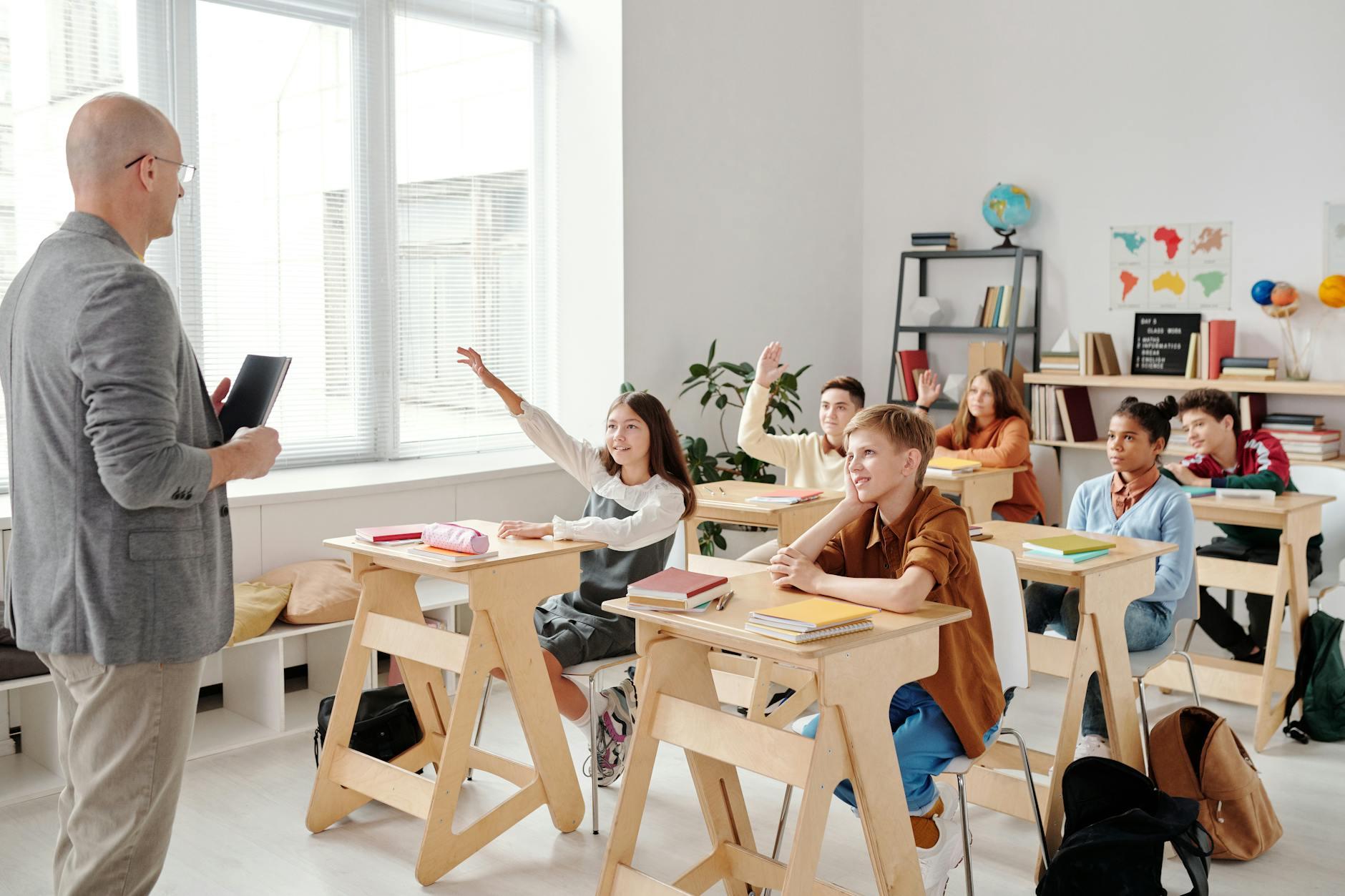 Élèves filles et garçons collaborant ensemble dans une salle de classe