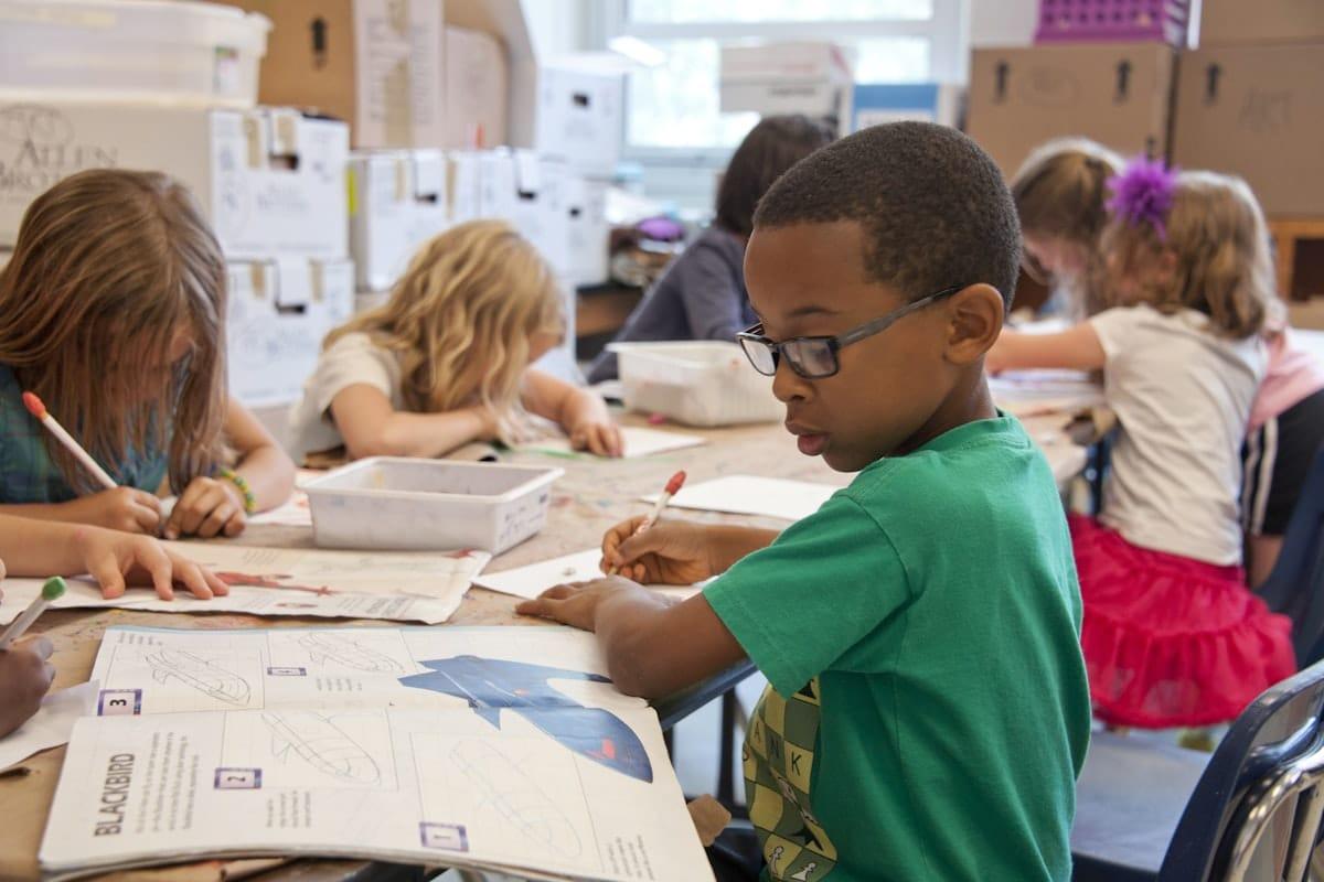 Élèves concentrés travaillant sur des activités en salle de classe