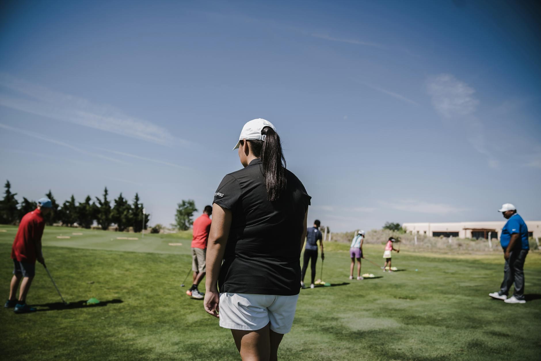 Joueuse de golf sur un green par une journée ensoleillée