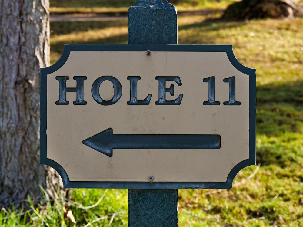Panneau de direction vers un trou sur un parcours de golf