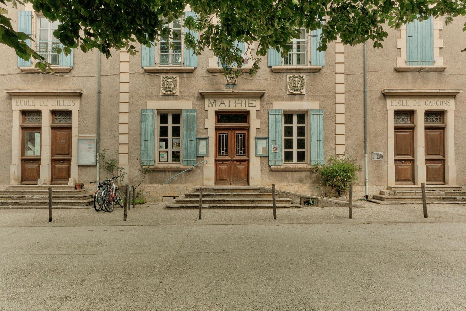 Façade d'une mairie française avec volets bleus et inscription Mairie