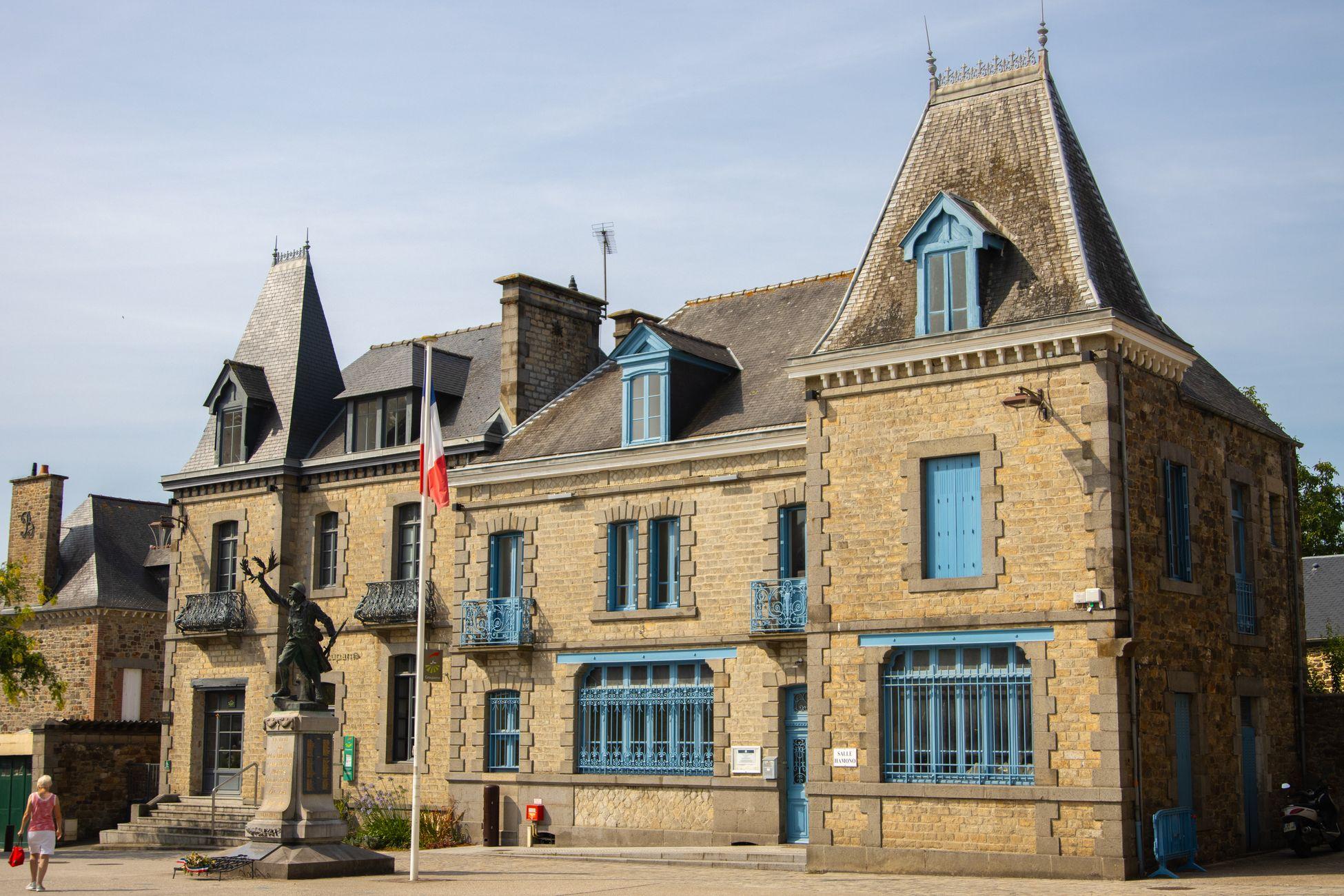 Bâtiment historique avec accents bleus et statue à Dol-de-Bretagne, France