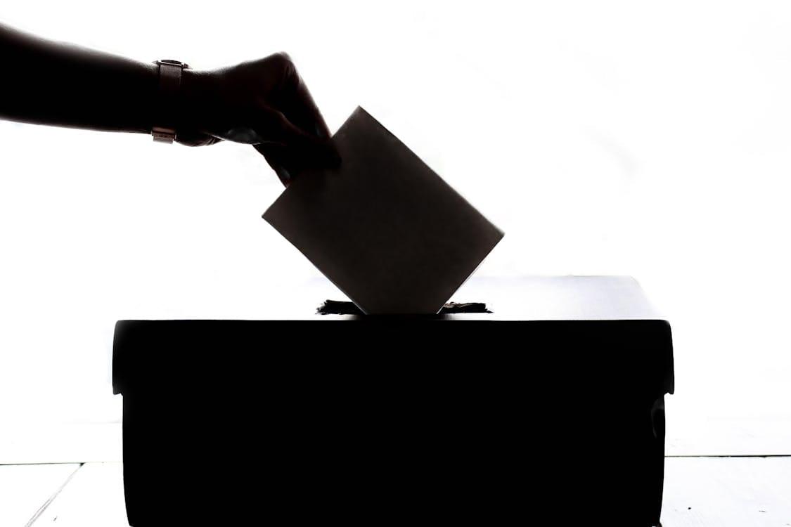 Citoyen deposant son bulletin dans une urne de vote