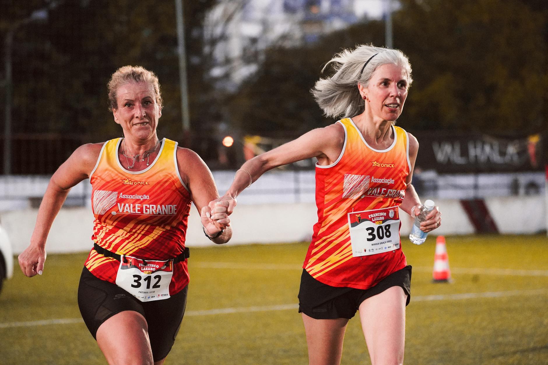 Coureuses franchissant la ligne de départ lors d'une course à pied