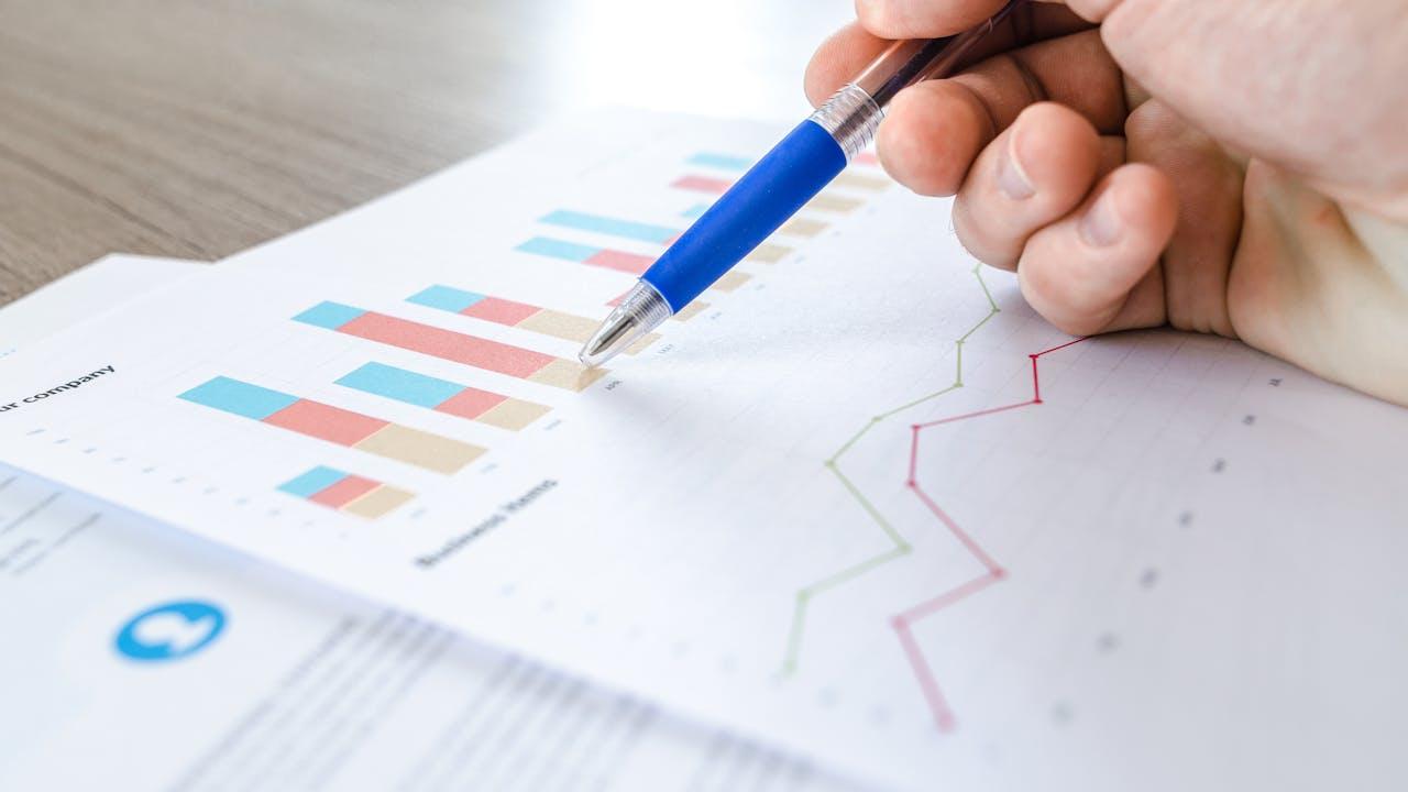 Tableau de bord analytique avec graphiques de performance