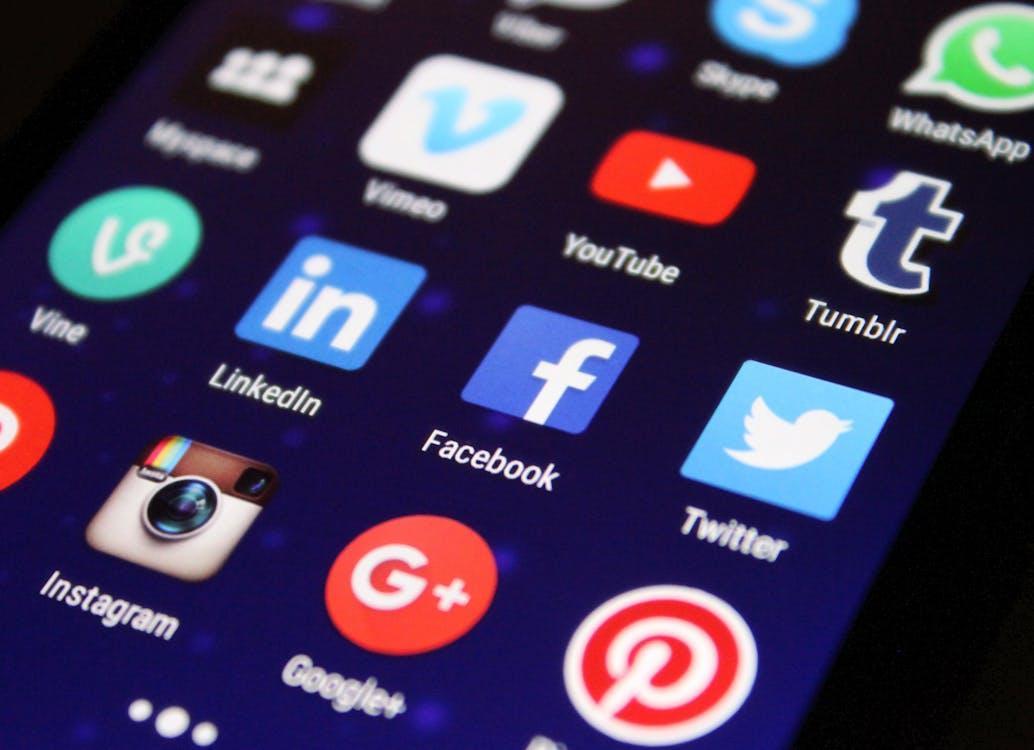 Smartphone posé sur un bureau avec notifications de réseaux sociaux