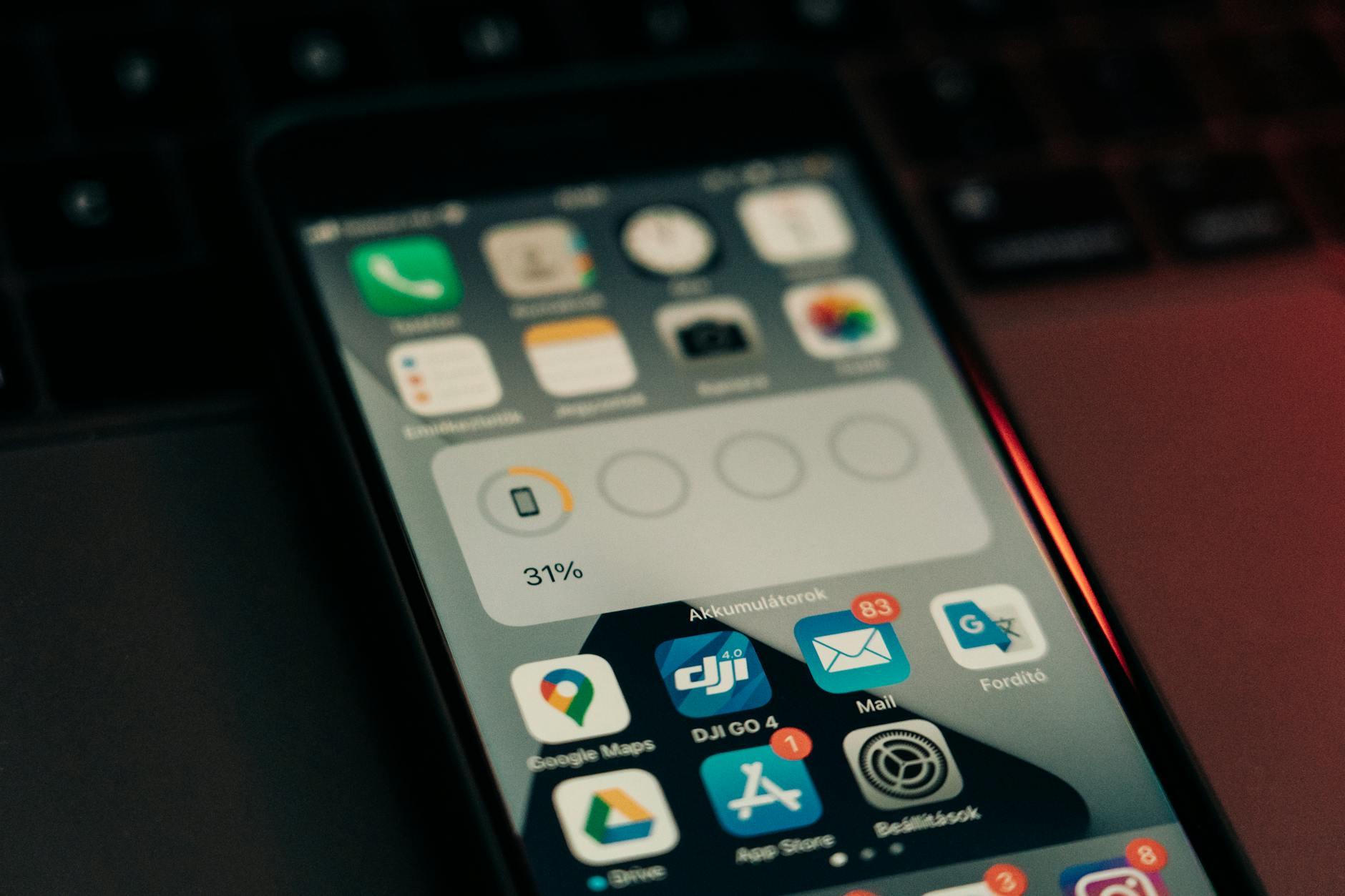 Smartphone affichant des notifications et applications mobiles sur un clavier