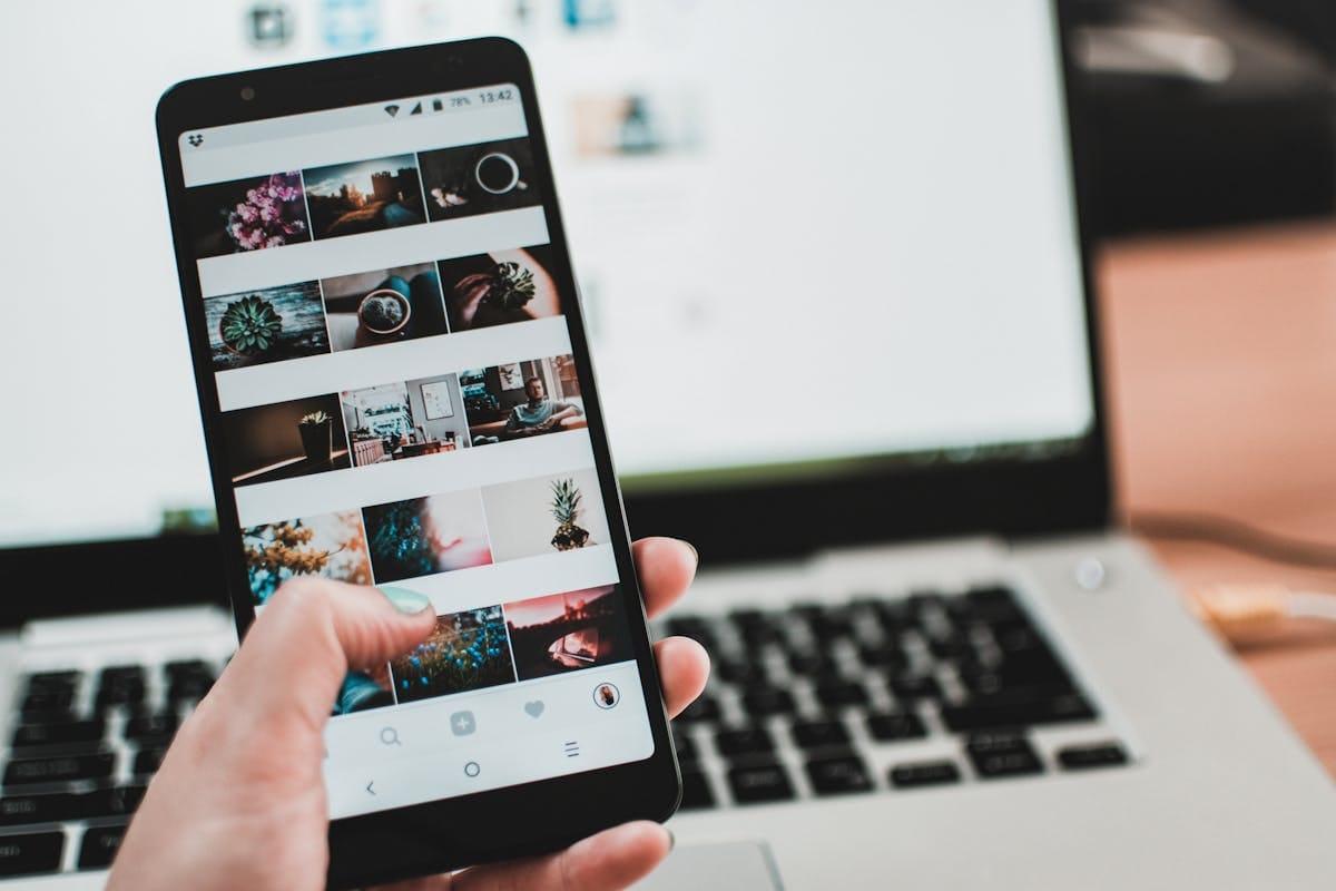 Personne prenant une photo avec son smartphone