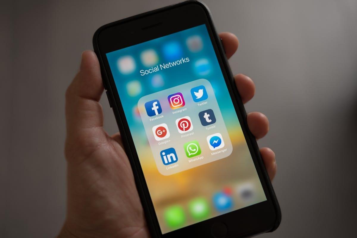 Personne utilisant réseaux sociaux sur smartphone