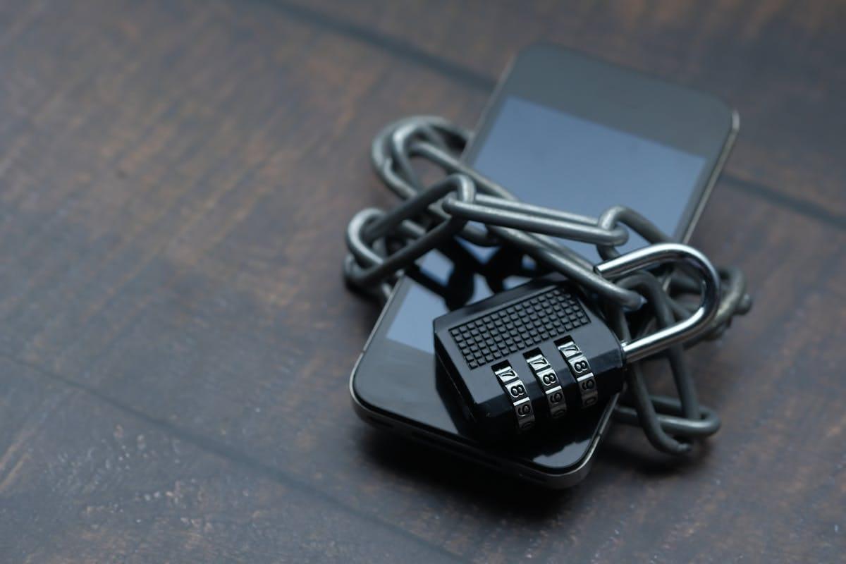 Smartphone verrouillé avec un cadenas symbolisant la protection des données