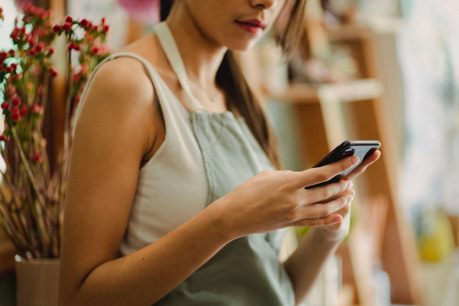 Dirigeant de PME consultant les statistiques de son appli mobile sur smartphone