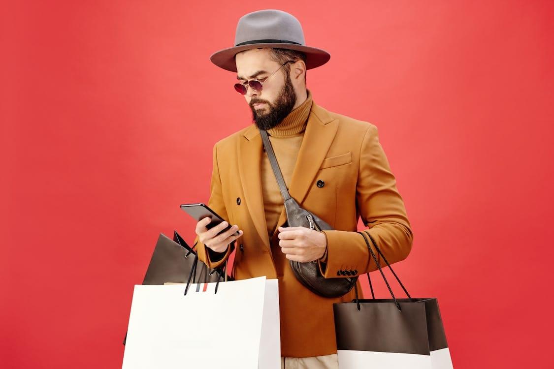 Client récupérant ses achats en boutique après une commande en ligne