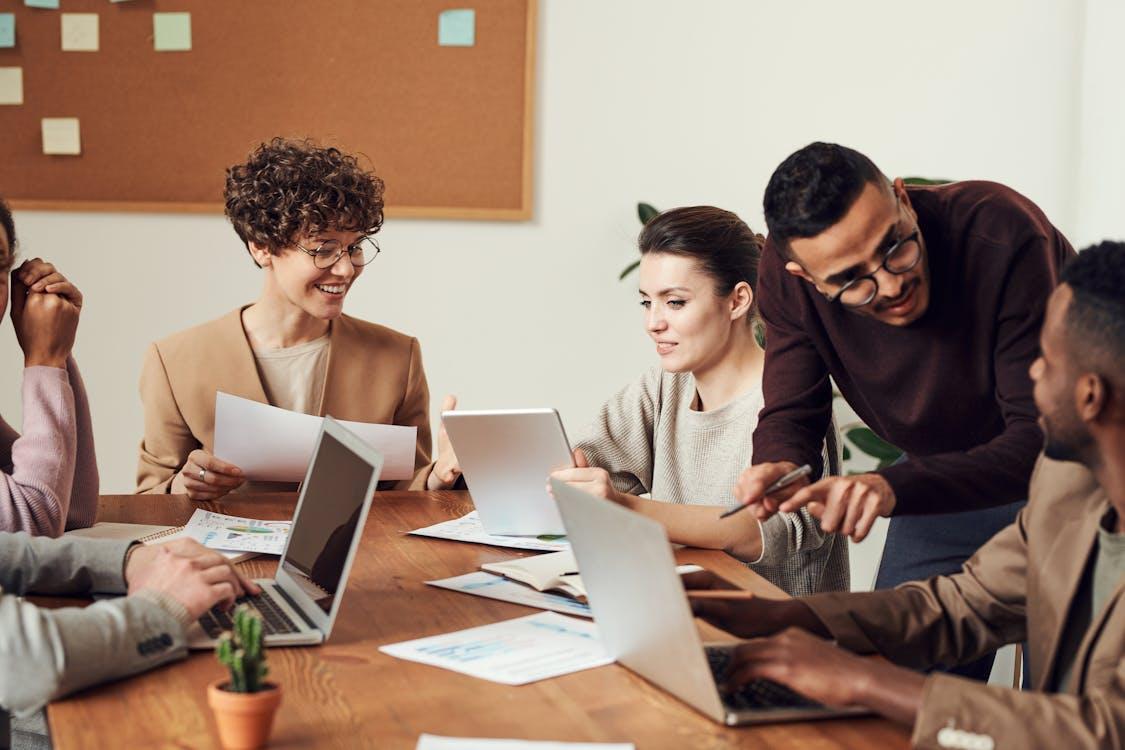 Clients recommandant un commerce à leurs proches