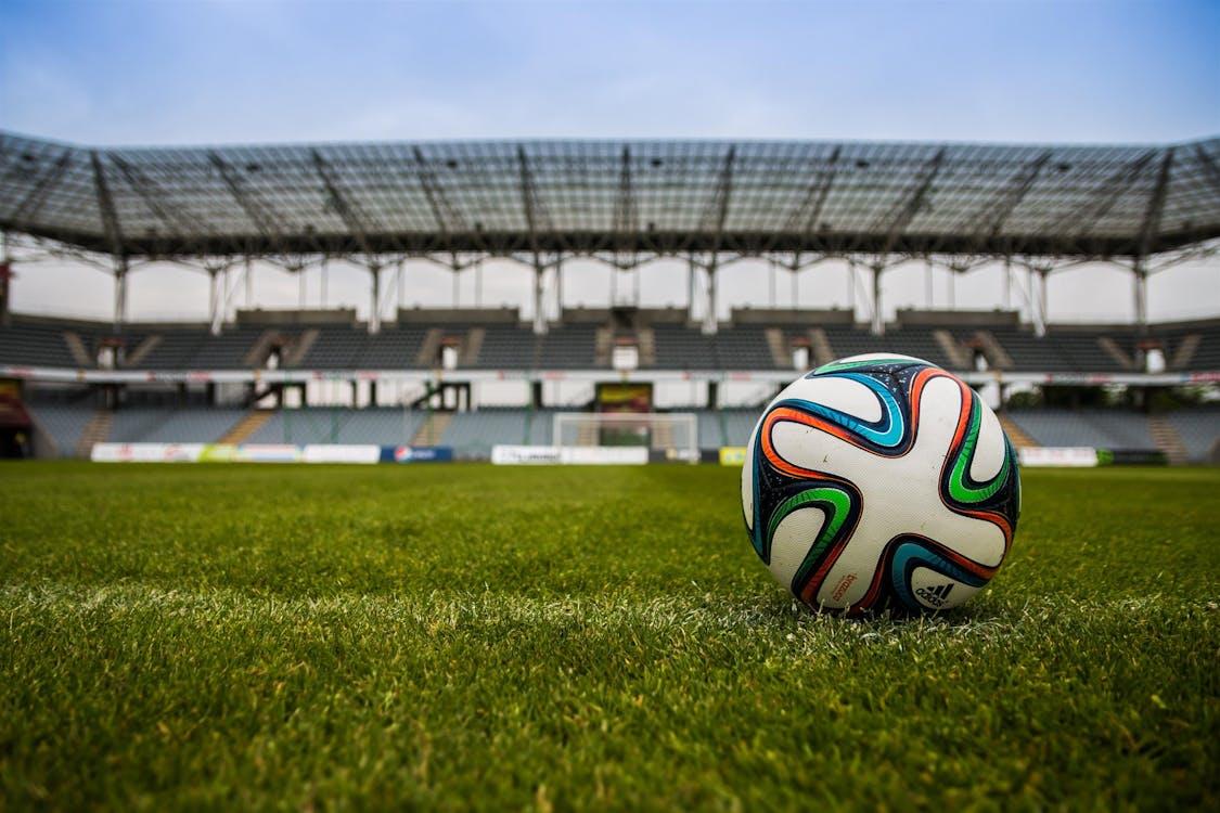 Terrain de football professionnel vu depuis les tribunes d'un stade