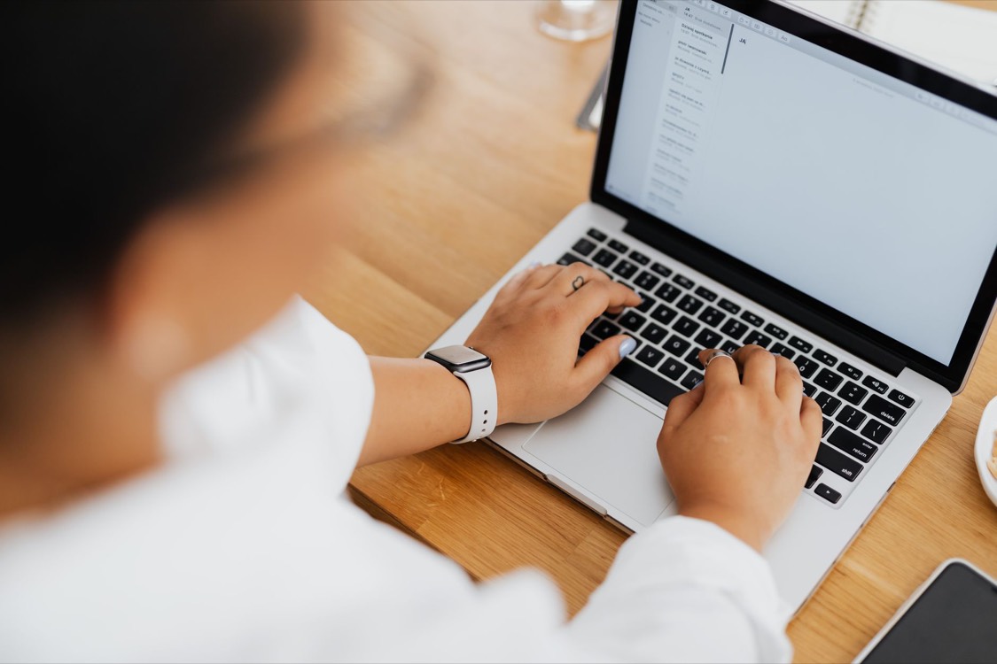 Personne rédigeant un email sur un ordinateur portable