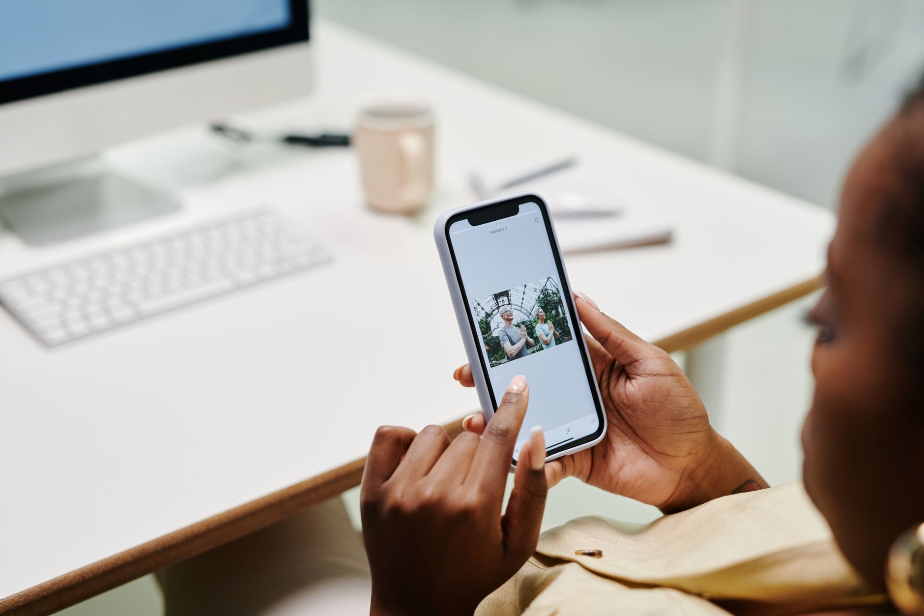 Personne consultant une application mobile sur son smartphone dans un contexte professionnel