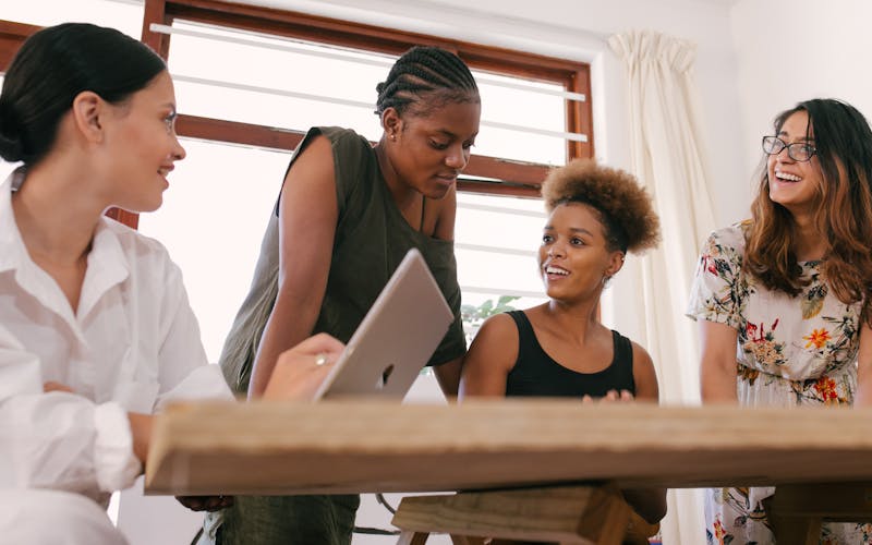 Femmes réunies et échangeant ensemble lors d'un événement collectif