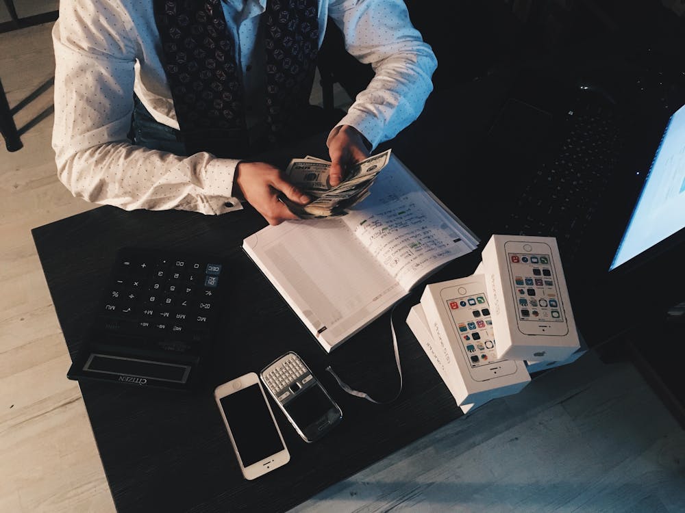 Bureau avec documents comptables, calculatrice et ordinateur portable