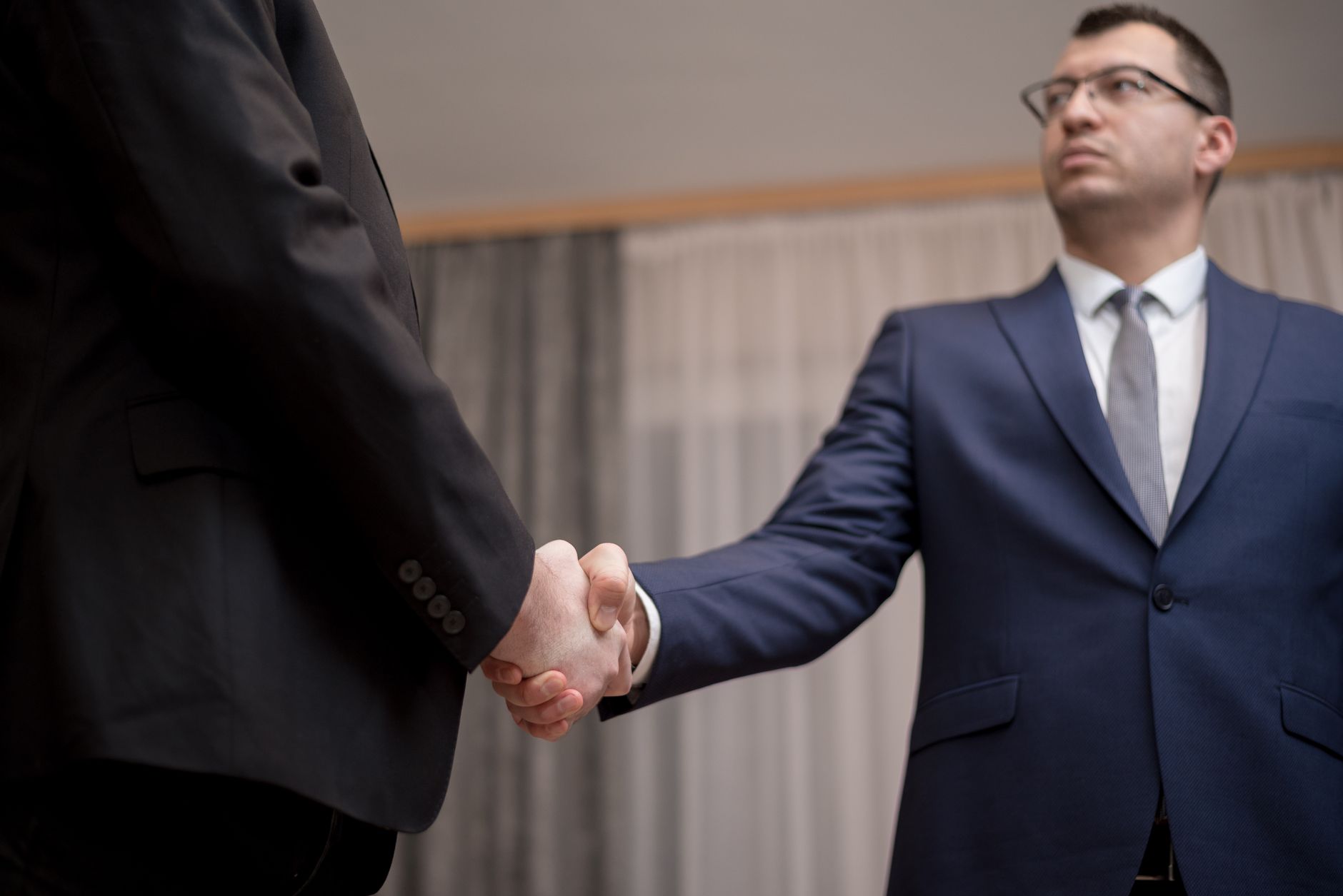 Membres du bureau d'une association en réunion de travail autour d'une table