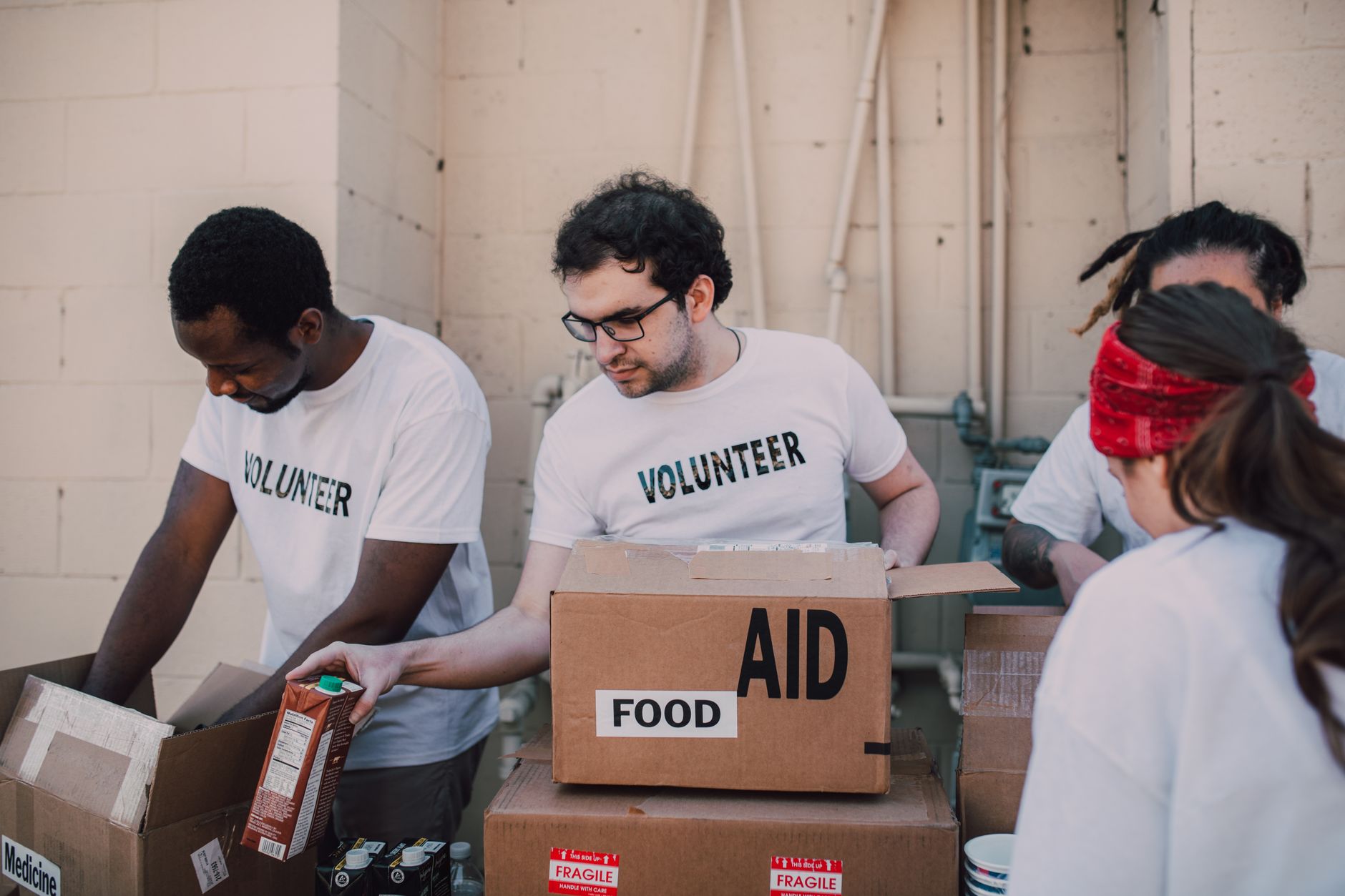 Bénévoles d'une association préparant des dons pour une collecte solidaire