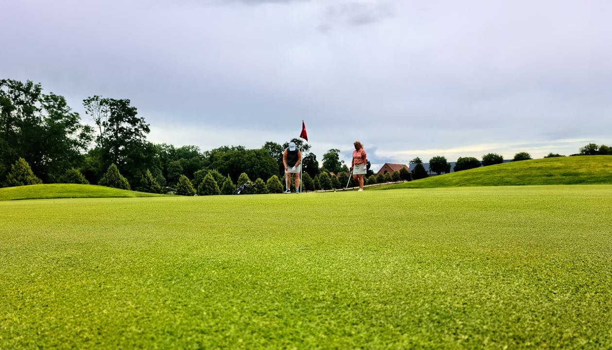 Vue panoramique d'un parcours de golf au lever du soleil