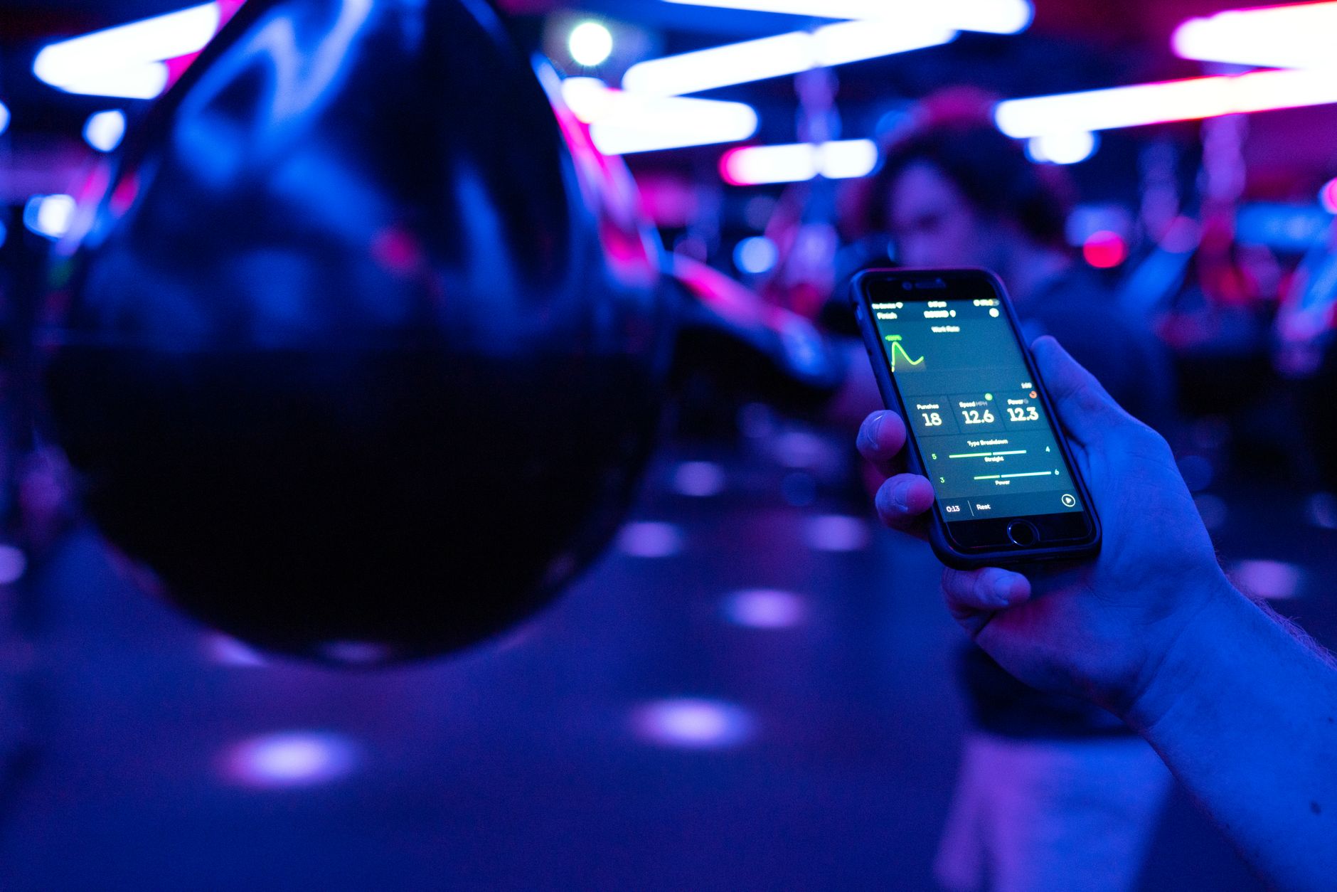 Personne consultant des statistiques de performance sur une application mobile