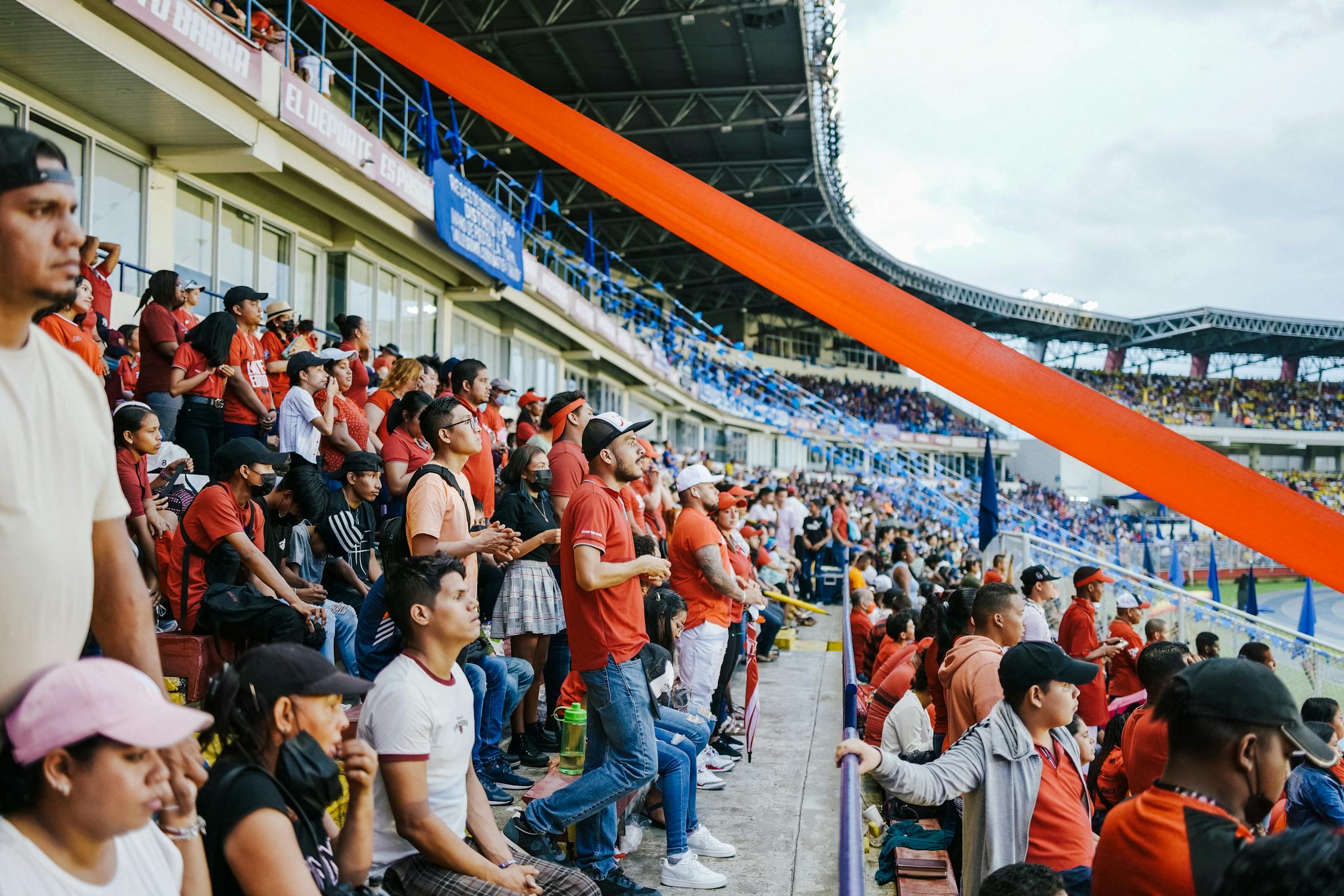 Foule de supporters dans un stade lors d'un événement sportif
