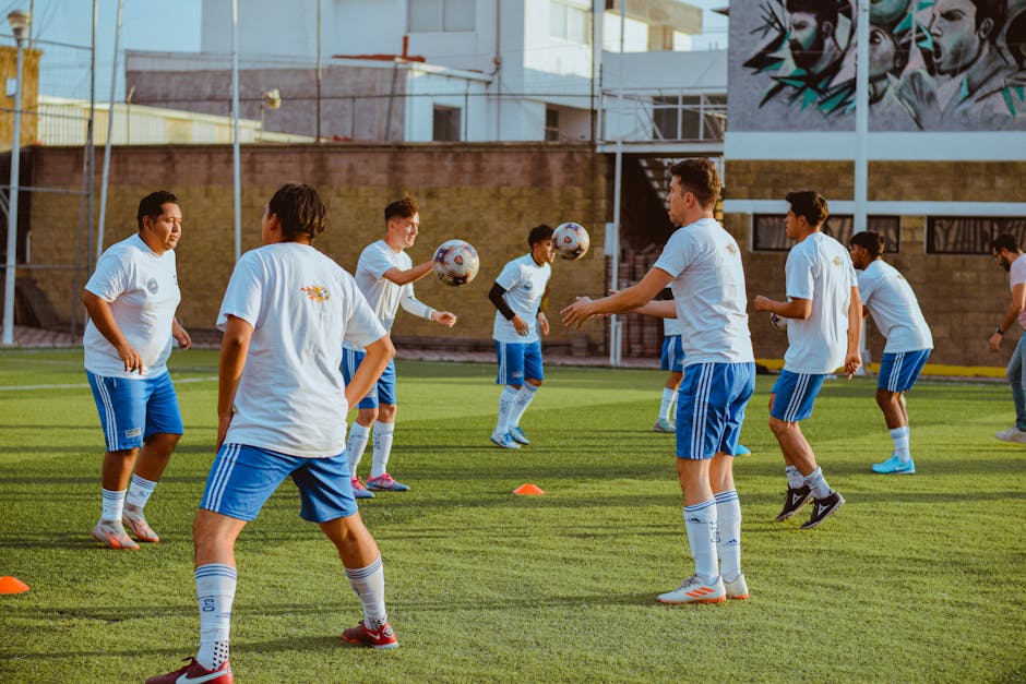 Jeunes joueurs de football à l'entraînement sur un terrain en plein air