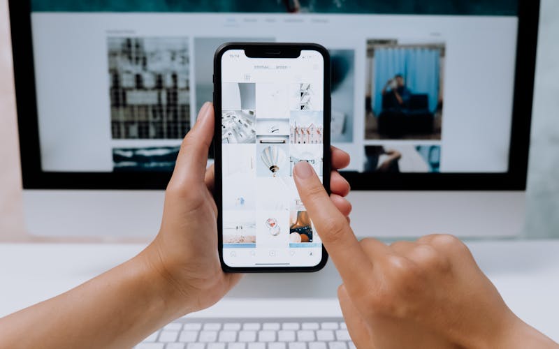 Personne consultant des informations sur son smartphone