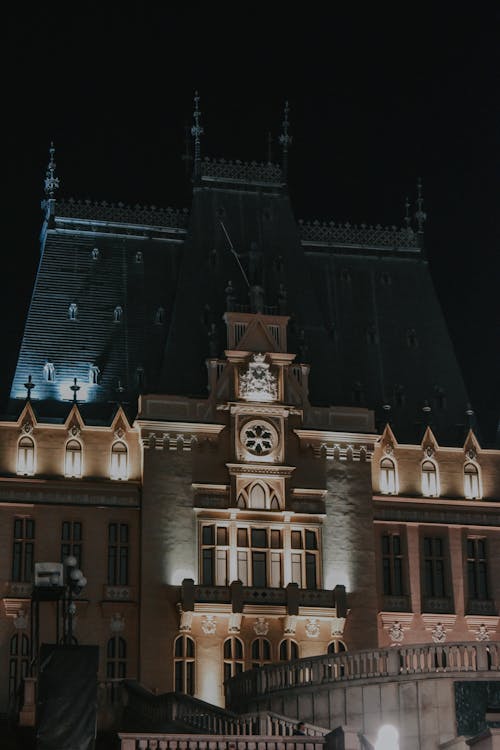 Facade illuminee d'un hotel de ville la nuit