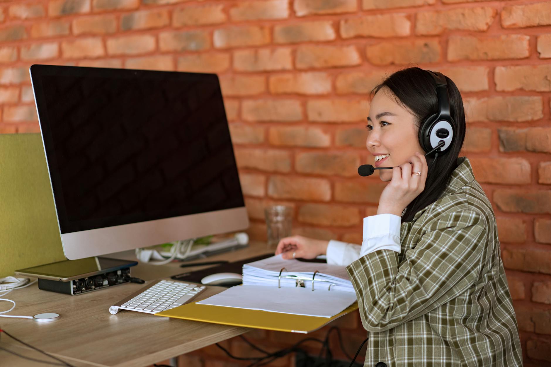 Femme souriante travaillant sur ordinateur dans un bureau
