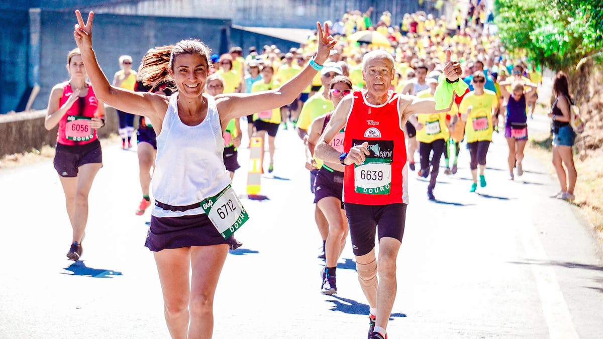 Foule de coureurs au départ d'une course