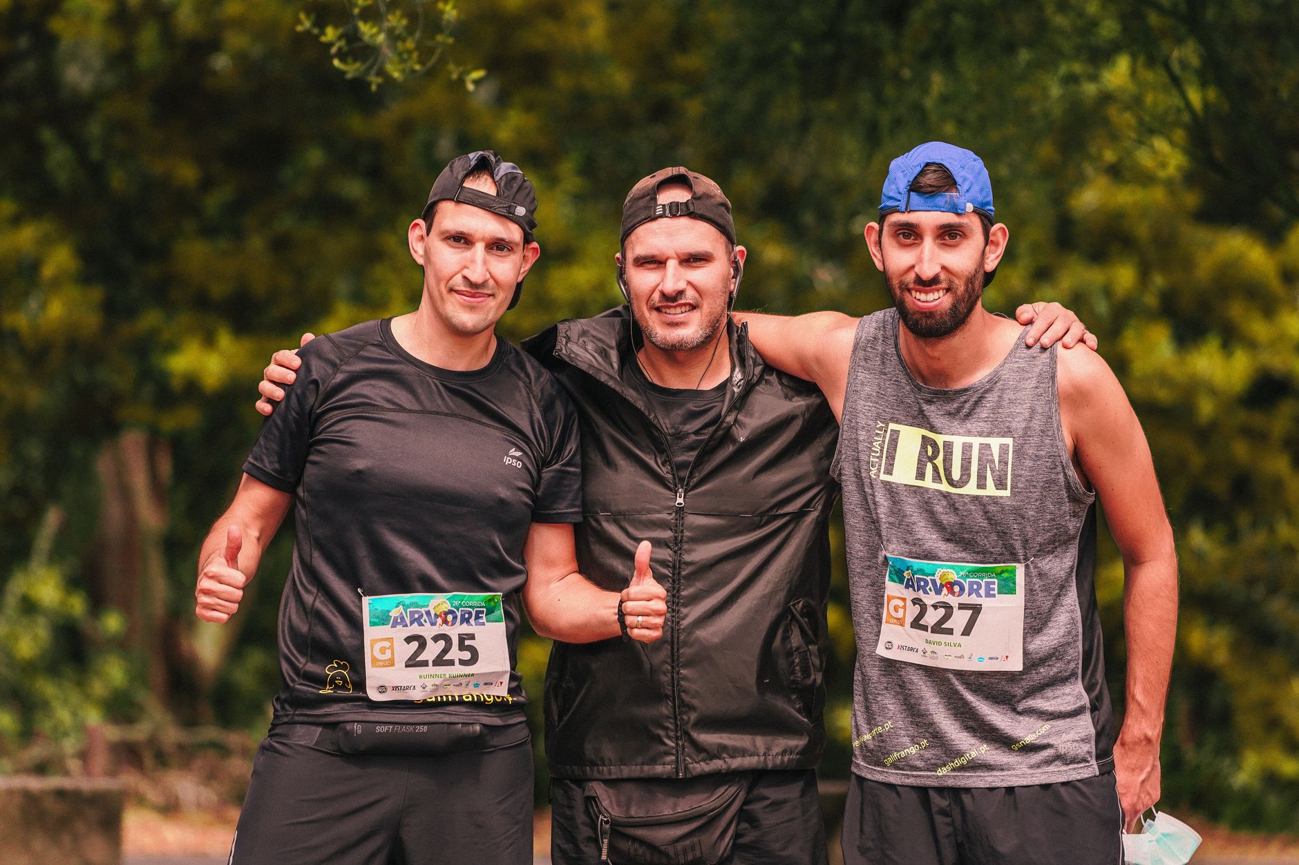Coureurs amateurs réunis après l'arrivée d'une course à pied