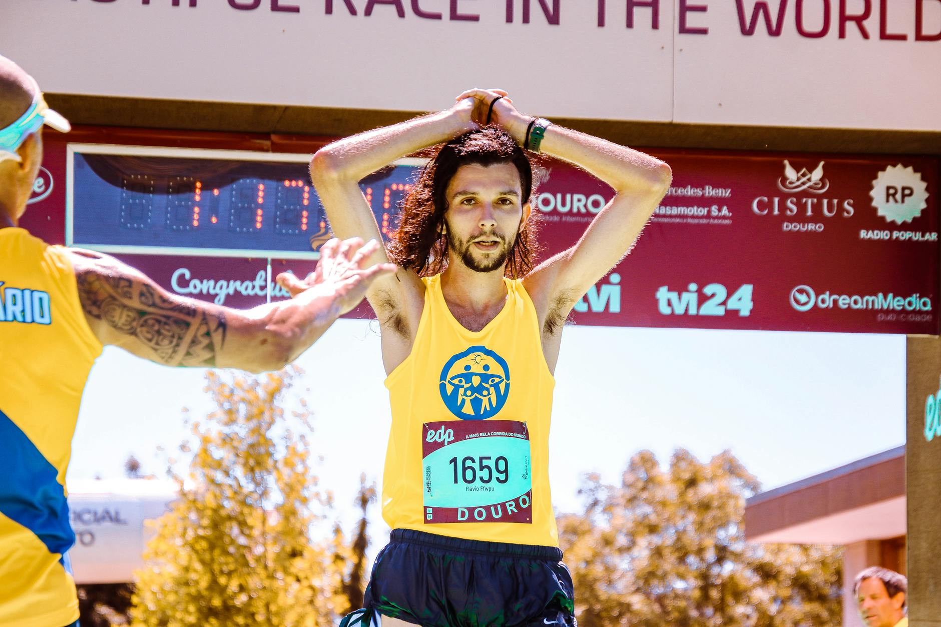 Coureur franchissant la ligne d arrivée d un marathon sous le soleil